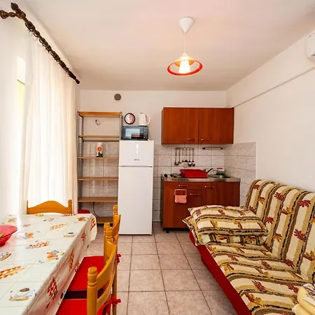 1 Bedroom Cozy In Appartement Ražanac